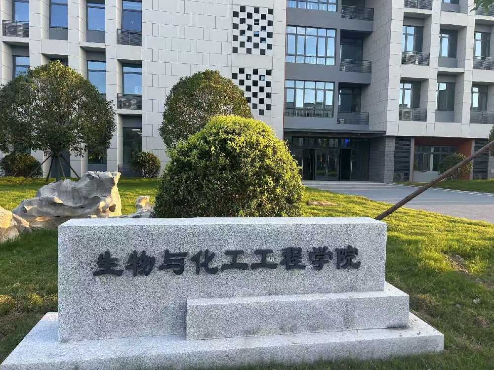 寻乌县扬州职业大学体育场高杆灯项目